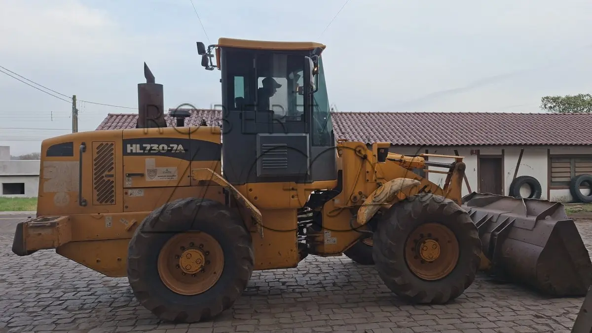 LOTE 007 - MÁQUINA CARREGADEIRA HYUNDAY HL30-7ª –  Ano/Fab: 2012/2013