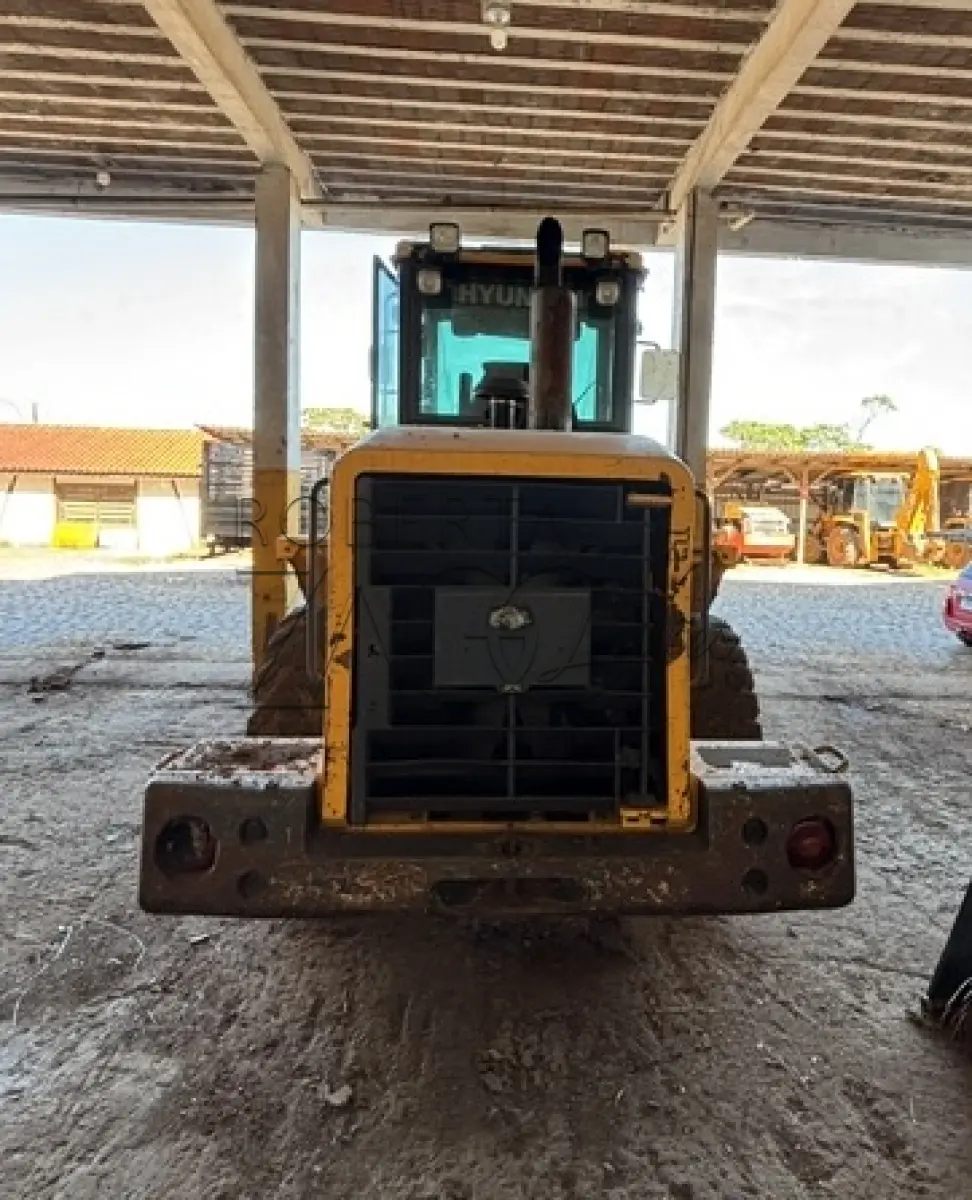 LOTE 007 - MÁQUINA CARREGADEIRA HYUNDAY HL30-7ª –  Ano/Fab: 2012/2013
