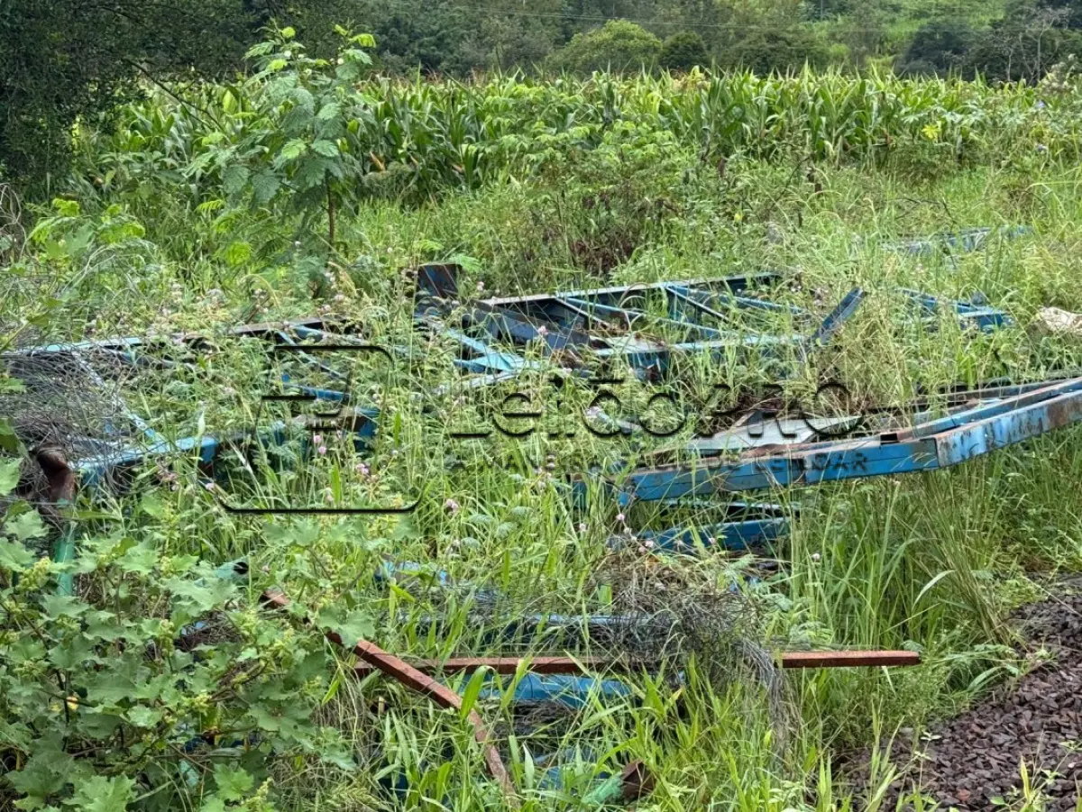 LOTE 012 - SUCATAS DIVERSAS (ELETRÔNICOS, FERROS, MOBILIÁRIOS, MATERIAS MÉDICO-HOSPITALAR, JANELAS, PORTAS)