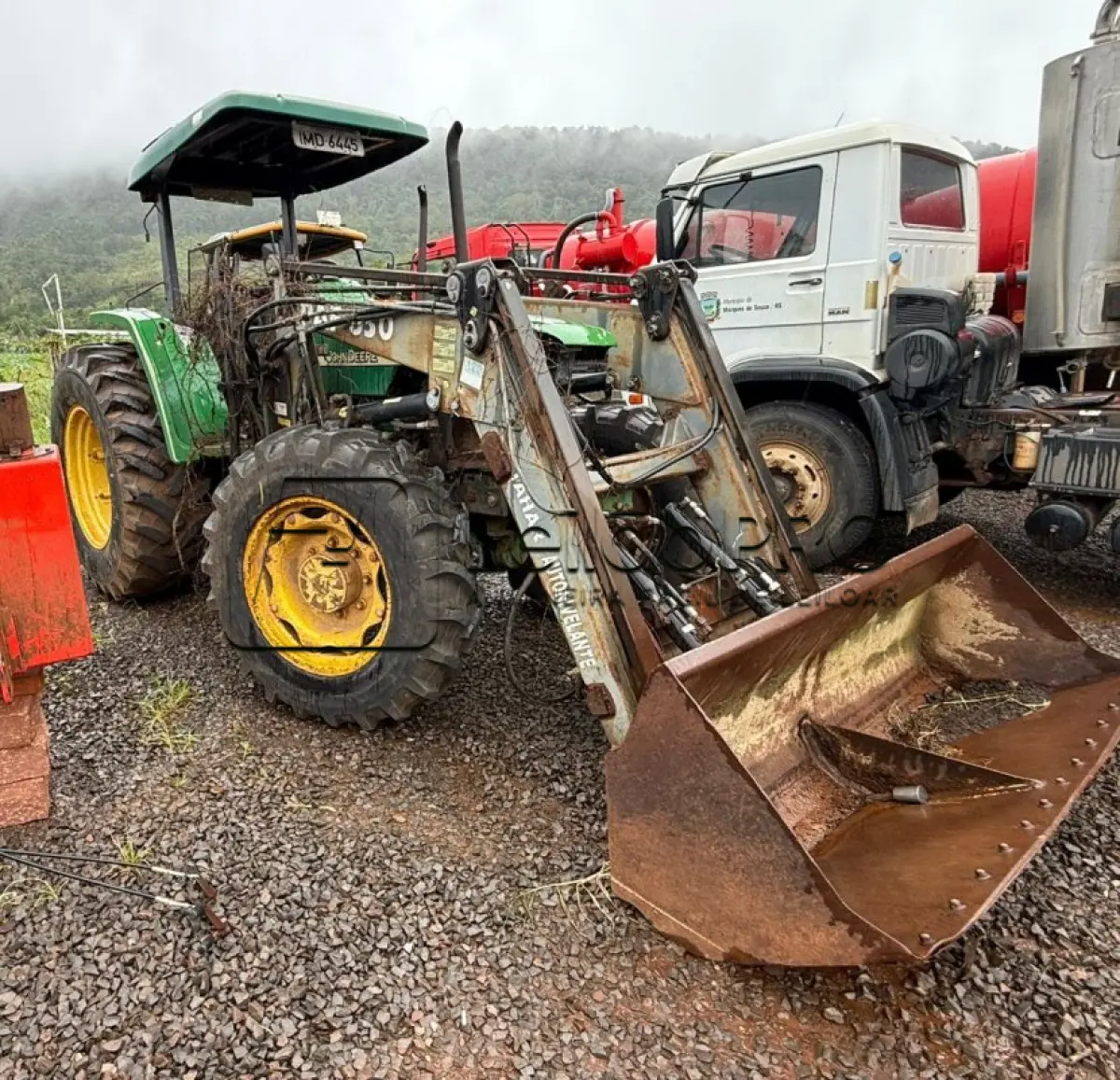 LOTE 005 - TRATOR DE RODAS, M.A./SLC JOHN DEERE TRAÇAO, 4X4, ANO 2004/2004, COM CONCHA FRONTAL.