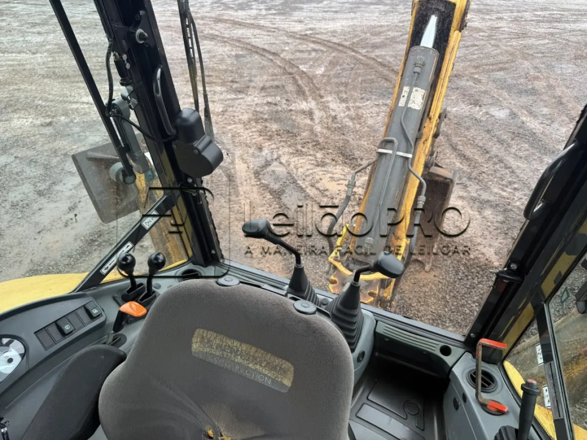 LOTE 003 - RETROESCAVADEIRA MR/NEWHOLLAND TLB B95B1, CABINE FECHADA, ANO 2017/2017.
