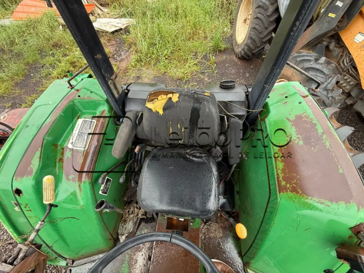 LOTE 005 - TRATOR DE RODAS, M.A./SLC JOHN DEERE TRAÇAO, 4X4, ANO 2004/2004, COM CONCHA FRONTAL.