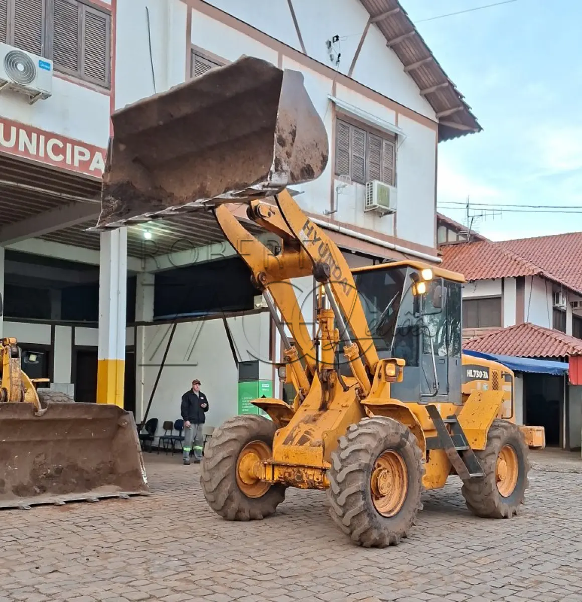 LOTE 007 - MÁQUINA CARREGADEIRA HYUNDAY HL30-7ª –  Ano/Fab: 2012/2013