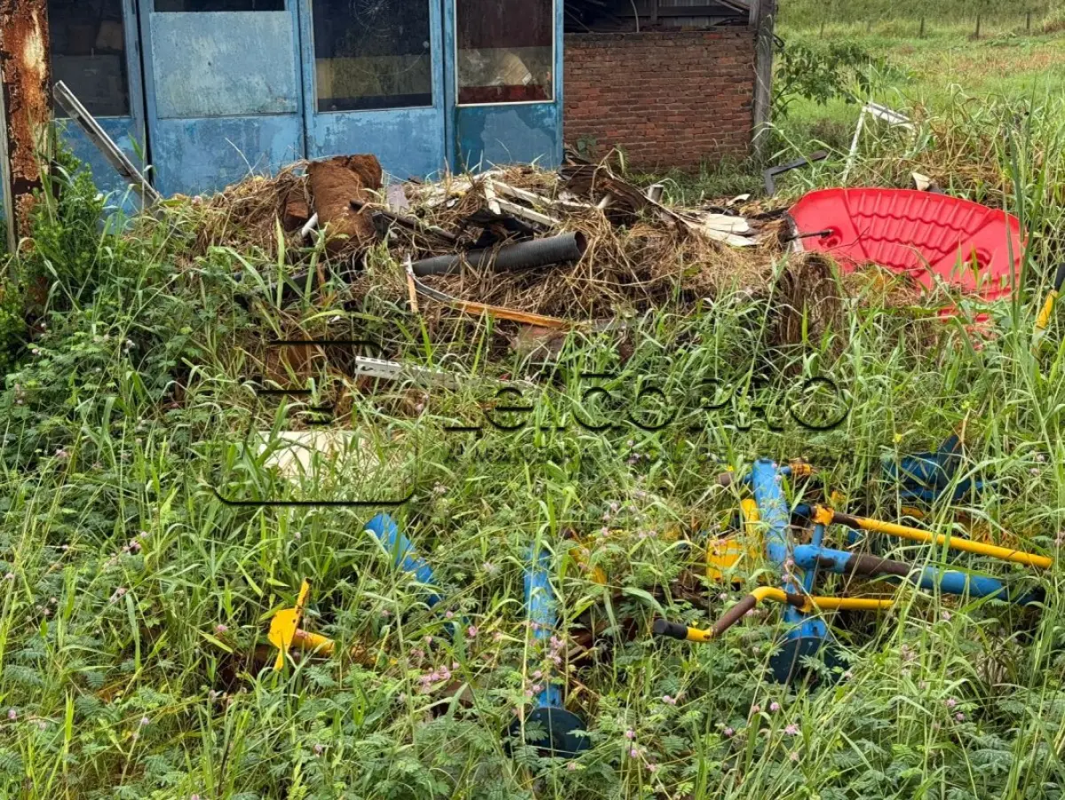 LOTE 012 - SUCATAS DIVERSAS (ELETRÔNICOS, FERROS, MOBILIÁRIOS, MATERIAS MÉDICO-HOSPITALAR, JANELAS, PORTAS)