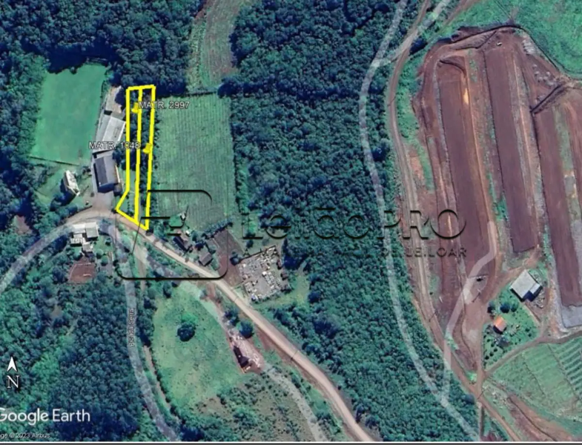 LOTE 013 - TERRENO, SOB MATRICULA Nº 1048, CONSTITUIDA DE UM GRAMADO SEM BENFEITORIAS, QUE MEDE UMA ÁREA SUPERFICIAL DE 1.203,00M², SITUADO NA ZONA RURAL DO MUNICÍPIO DE MARQUES DE SOUZA-RS