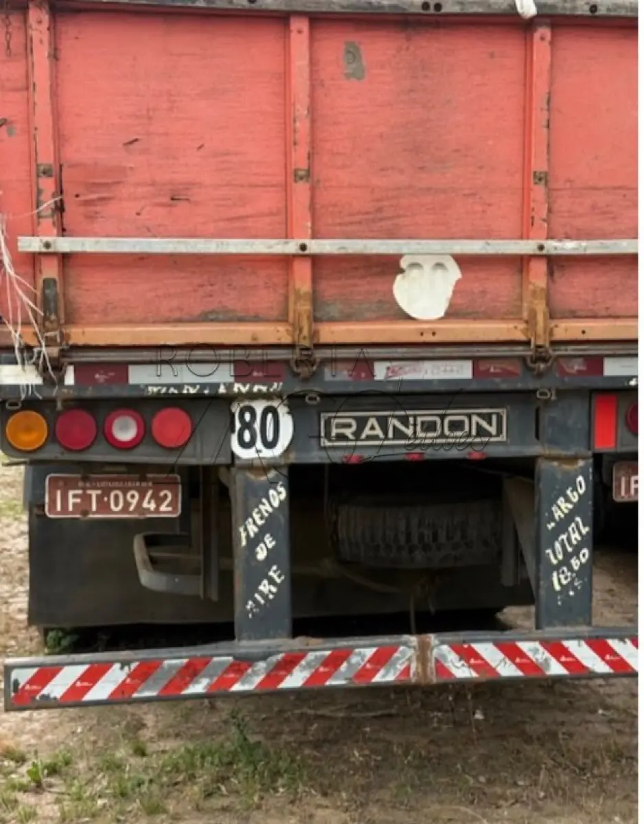 LOTE 013 - Uma carreta reboque Randon SR GR TR, ano/modelo 1992, placas IFT0942, com pneus.