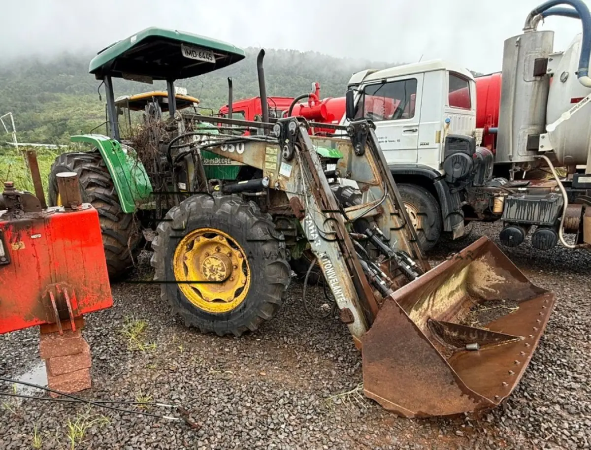 LOTE 005 - TRATOR DE RODAS, M.A./SLC JOHN DEERE TRAÇAO, 4X4, ANO 2004/2004, COM CONCHA FRONTAL.