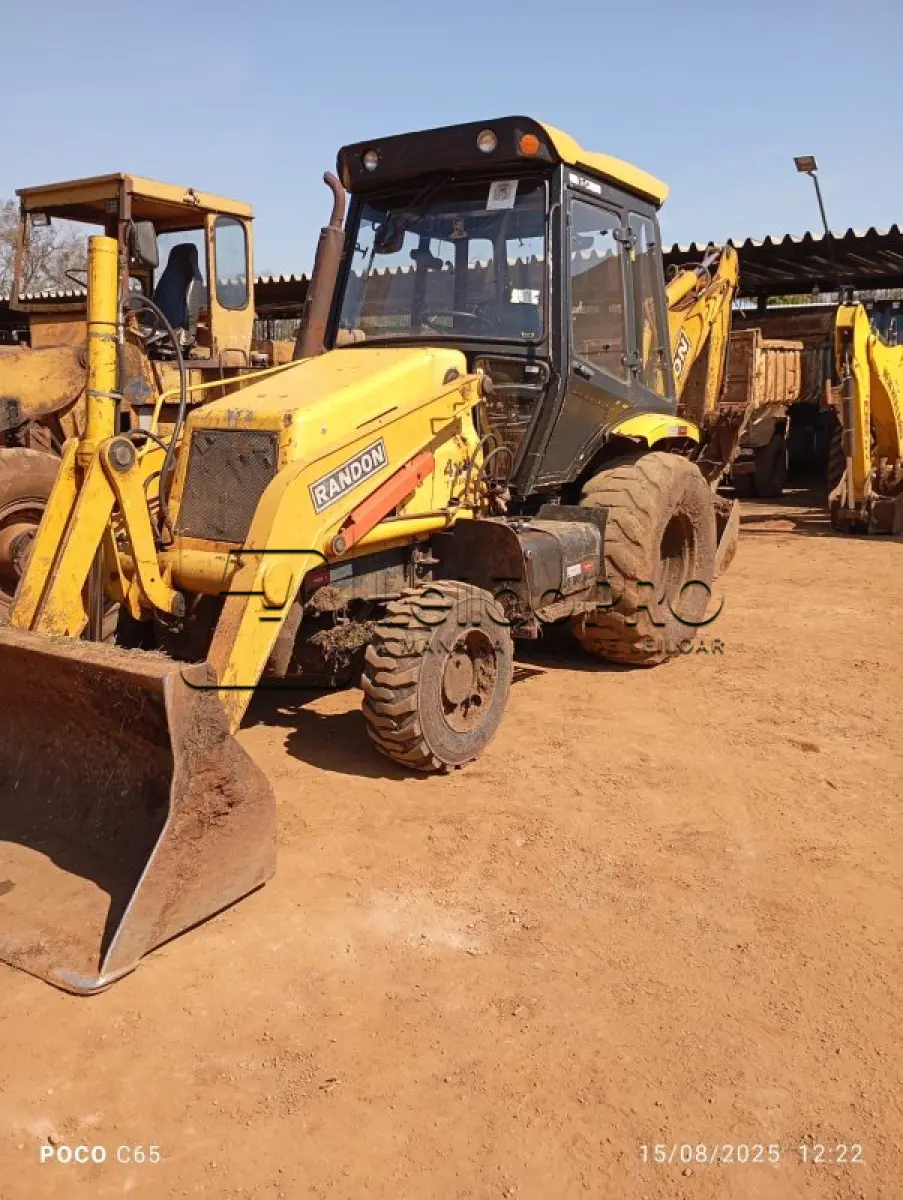 LOTE 002 - Máquina pesada Retroescavadeira Randon 4x4 RD 406 Nº 01 GABINADA ANO 2015.