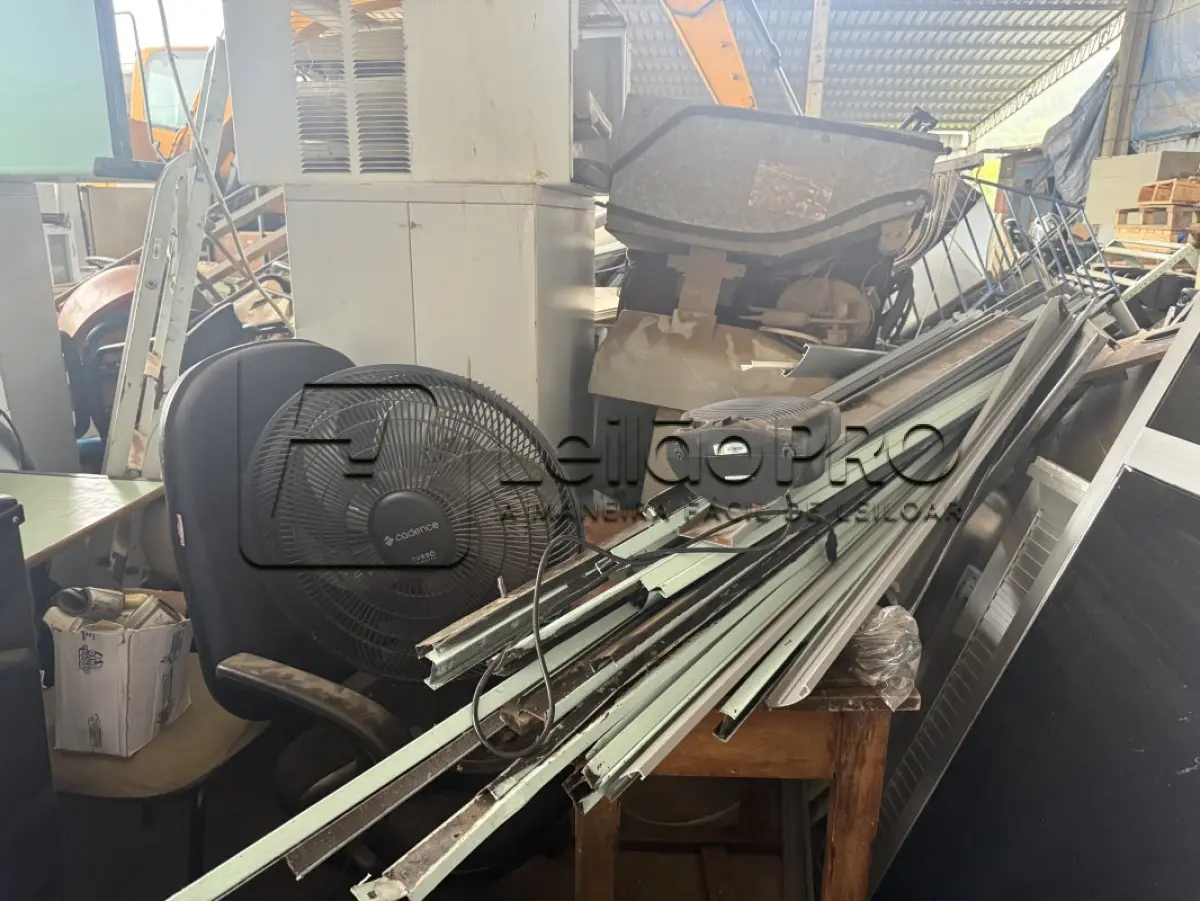 LOTE 012 - SUCATAS DIVERSAS (ELETRÔNICOS, FERROS, MOBILIÁRIOS, MATERIAS MÉDICO-HOSPITALAR, JANELAS, PORTAS)