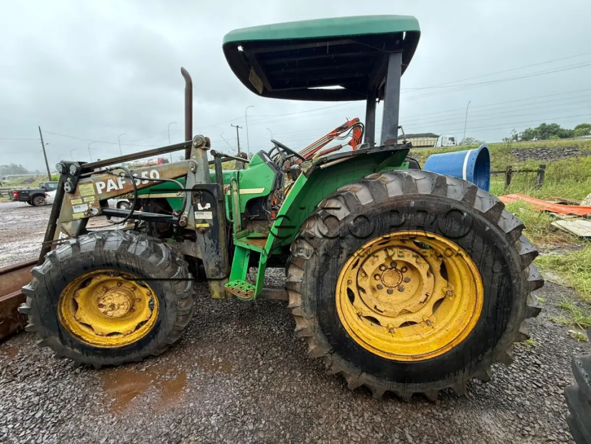 LOTE 005 - TRATOR DE RODAS, M.A./SLC JOHN DEERE TRAÇAO, 4X4, ANO 2004/2004, COM CONCHA FRONTAL.