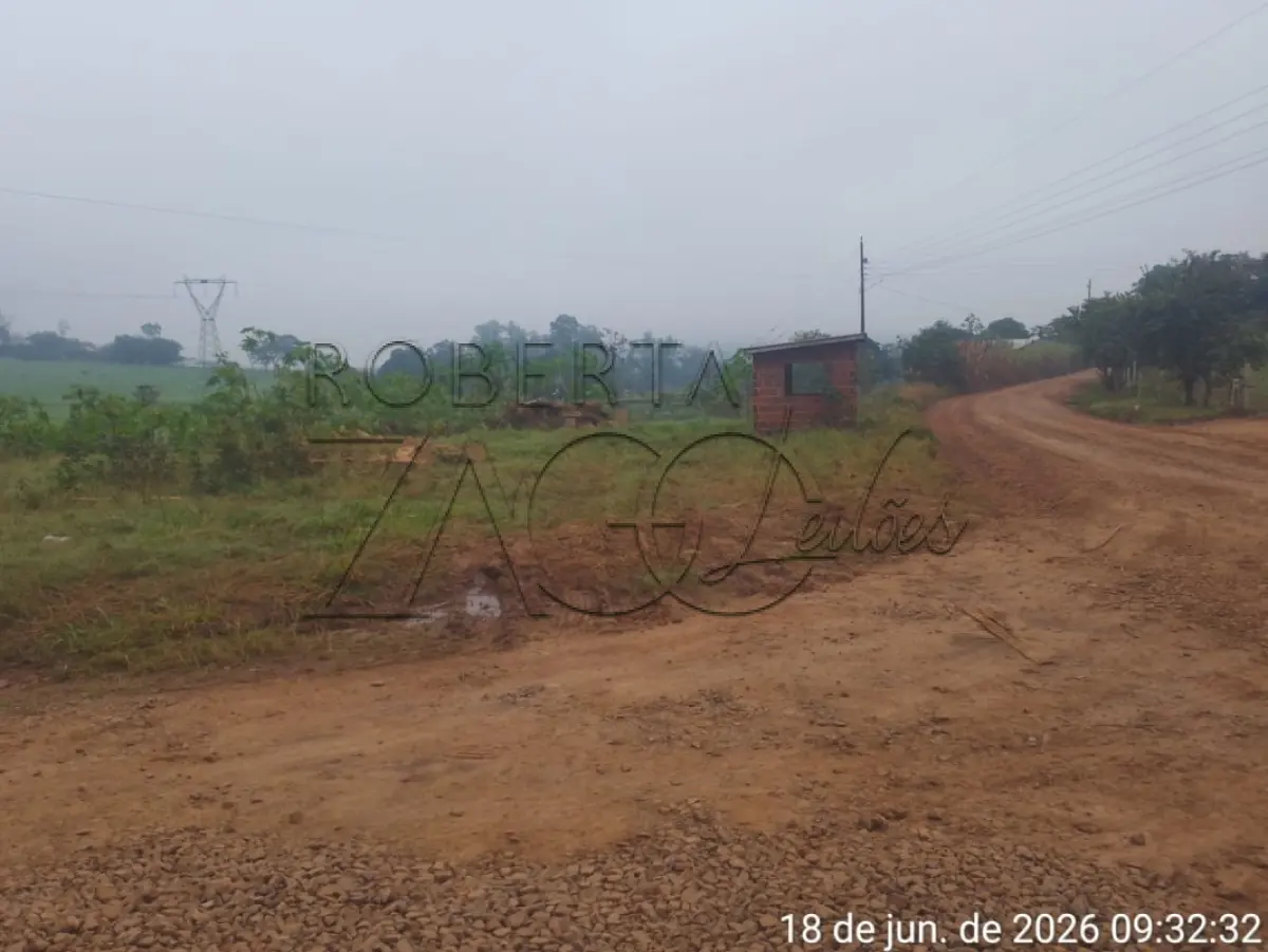 LOTE 007 - Matrícula N° 11.181: uma área de terras, com a extensão superficial de 2.500,00 m², ou sejam, cinquenta metros (50,00m) de frente por cinquenta metros (50,00m) de frente a fundos, situada neste município de Bom Retiro do Sul-RS, no lugar denominado "Faxinal do Silva Jorge".