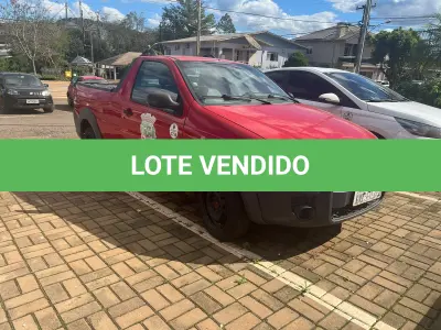 LOTE 001 - Camionete FIAT STRADA WORKING 2013/2014, vermelha