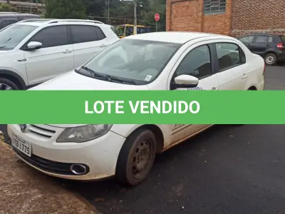 LOTE 003 - Automóvel Marca: Volkswagen - Modelo: Voyage 1.6 Confortline - Ano/Modelo: 2012/2013 - 04 portas - 05 Passageiros - 104 CV - Cor:  Branca