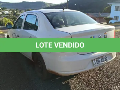 LOTE 002 - Automóvel Marca: Volkswagen - Modelo: Voyage 1.6 - Ano/Modelo:  2011/2012 - 04 portas - 05 Passageiros - 104 CV - Cor: Branca