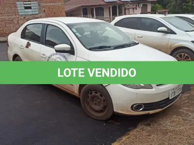 LOTE 003 - Automóvel Marca: Volkswagen - Modelo: Voyage 1.6 Confortline - Ano/Modelo: 2012/2013 - 04 portas - 05 Passageiros - 104 CV - Cor:  Branca