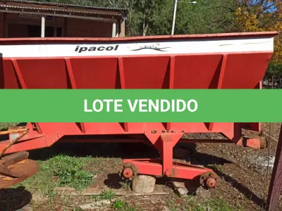 LOTE 013 - 01 Equipamento: Distribuidor de Calcário e Adubo - Marca: IAC - Modelo:  5 toneladas - Cor: Azul - Ano de Fabricação: 2008 e  01 Equipamento: Distribuidor de Calcário e Adubo - Marca: Ipacol - Cor: Vermelha - Ano de Fabricação: 2008