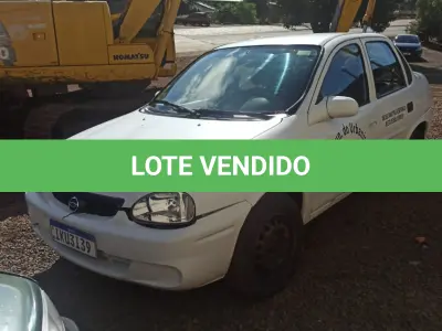 LOTE 001 - Automóvel Marca: GM / Chevrolet - Modelo: Corsa Classic - Ano/Modelo: 2002/2003 - 04 portas - 05 Passageiros - 60 CV - Cor:  Branca