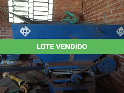 LOTE 013 - 01 Equipamento: Distribuidor de Calcário e Adubo - Marca: IAC - Modelo:  5 toneladas - Cor: Azul - Ano de Fabricação: 2008 e  01 Equipamento: Distribuidor de Calcário e Adubo - Marca: Ipacol - Cor: Vermelha - Ano de Fabricação: 2008