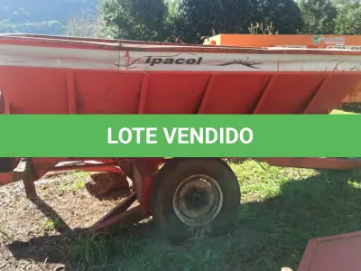 LOTE 013 - 01 Equipamento: Distribuidor de Calcário e Adubo - Marca: IAC - Modelo:  5 toneladas - Cor: Azul - Ano de Fabricação: 2008 e  01 Equipamento: Distribuidor de Calcário e Adubo - Marca: Ipacol - Cor: Vermelha - Ano de Fabricação: 2008