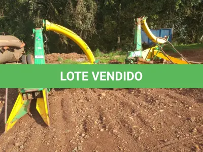 LOTE 014 - 02 (duas) Colhedoras de Forragens - Marcas: JF - Modelo: C-120 - Série: ADBJ-004862 - Cor: Verde e Amarelo