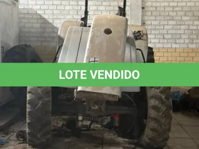 LOTE 002 - TRATOR AGRICOLA (em estado de sucata, com documento e emplacamento), MARCA AGRALE, MODELO 5085.4, COR PRATA, ANO DE FABRICAÇÃO/MODELO 2008,