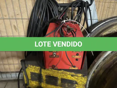 LOTE 006 - Lote de sucata de reatores (aproximadamente 35 unidades) e sucata de um aparelho de solda com carregador de bateria.