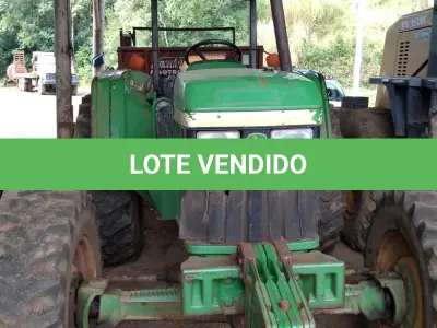 LOTE 002 - Trator Agrícola John Deere - Modelo 5600 - Ano/Modelo: 2001/2001