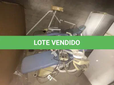 LOTE 012 - Cadeira odontológica e seus periféricos.
