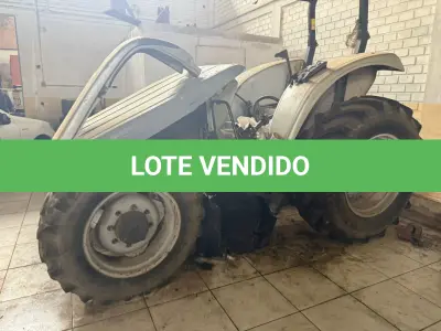 LOTE 002 - TRATOR AGRICOLA (em estado de sucata, com documento e emplacamento), MARCA AGRALE, MODELO 5085.4, COR PRATA, ANO DE FABRICAÇÃO/MODELO 2008,
