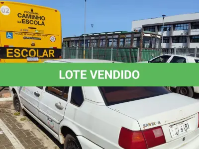 LOTE 002 - Um veiculo Santana, cor branca, ano/modelo 2000.