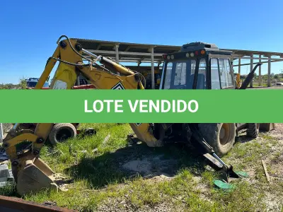LOTE 004 - Retroescavadeira Randon cabine fechada - Motor 4.10 - 84 CV - 4X4 -  2012
