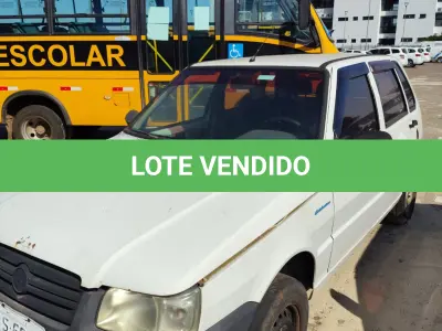 LOTE 003 - Um veículo Fiat Uno Mille, cor branca, ano/modelo 2009/2010