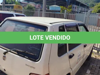 LOTE 003 - Um veículo Fiat Uno Mille, cor branca, ano/modelo 2009/2010