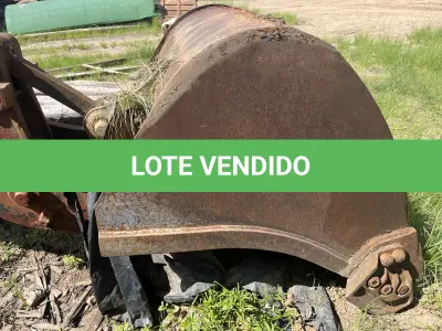 LOTE 011 - Escavadeira Poclain LC 80 CASE Ano 1990