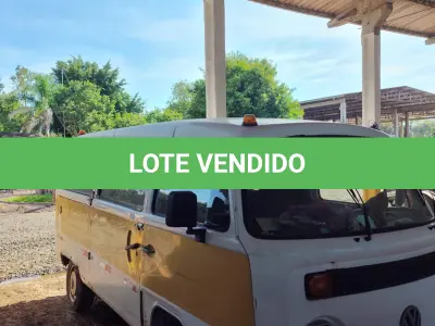 LOTE 007 - Kombi Volkswagen, cor branca, ano/modelo 2005/2005.