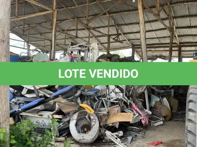 LOTE 017 - Sucata diversas de mobiliários de escritório, médico hospitalar e eletrônicos.
