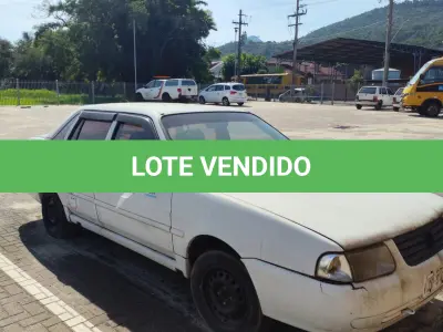 LOTE 002 - Um veiculo Santana, cor branca, ano/modelo 2000.
