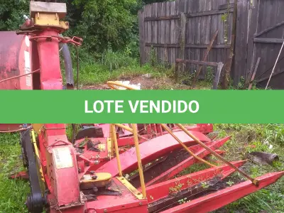 LOTE 005 - Lote de sucata de máquinas: 02 ensiladeiras e 01 espalhador de adubo orgânico de 4000L.