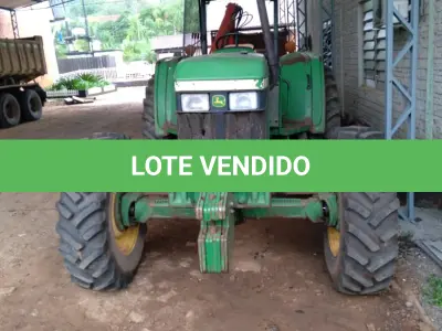 LOTE 002 - Trator Agrícola John Deere - Modelo 5600 - Ano/Modelo: 2001/2001