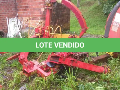 LOTE 005 - Lote de sucata de máquinas: 02 ensiladeiras e 01 espalhador de adubo orgânico de 4000L.