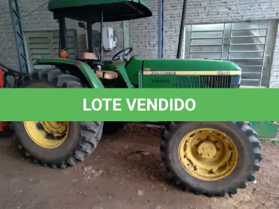 LOTE 002 - Trator Agrícola John Deere - Modelo 5600 - Ano/Modelo: 2001/2001