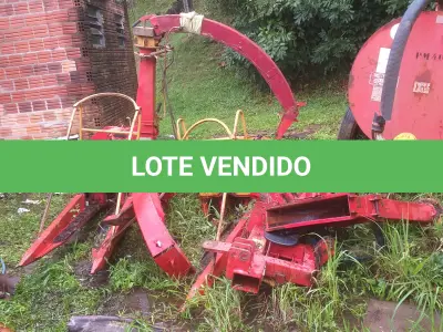 LOTE 005 - Lote de sucata de máquinas: 02 ensiladeiras e 01 espalhador de adubo orgânico de 4000L.