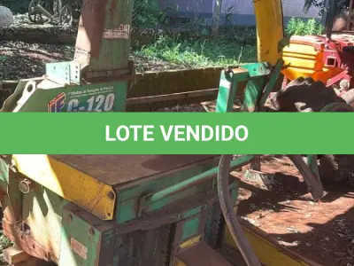 LOTE 011 - Colhedora de forragens marca JF, Modelo C 120, transmissão por correia