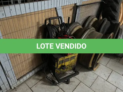 LOTE 006 - Lote de sucata de reatores (aproximadamente 35 unidades) e sucata de um aparelho de solda com carregador de bateria.