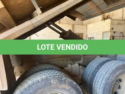 LOTE 002 - Caminhão Mercedes Benz branco Pac 2, modelo ATRON 2729 k 6x4, 2014, carroceria basculante branca.