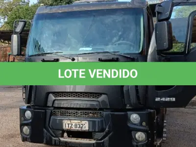 LOTE 001 - Caminhão Ford preto, modelo CARGO 2429, 2012/2013, carroceria basculante preta.
