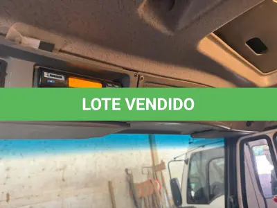 LOTE 002 - Caminhão Mercedes Benz branco Pac 2, modelo ATRON 2729 k 6x4, 2014, carroceria basculante branca.