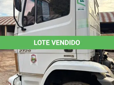 LOTE 002 - Caminhão Mercedes Benz branco Pac 2, modelo ATRON 2729 k 6x4, 2014, carroceria basculante branca.