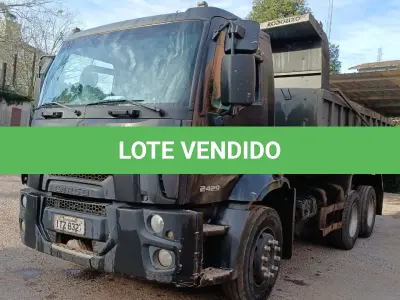 LOTE 001 - Caminhão Ford preto, modelo CARGO 2429, 2012/2013, carroceria basculante preta.