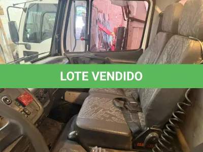 LOTE 002 - Caminhão Mercedes Benz branco Pac 2, modelo ATRON 2729 k 6x4, 2014, carroceria basculante branca.